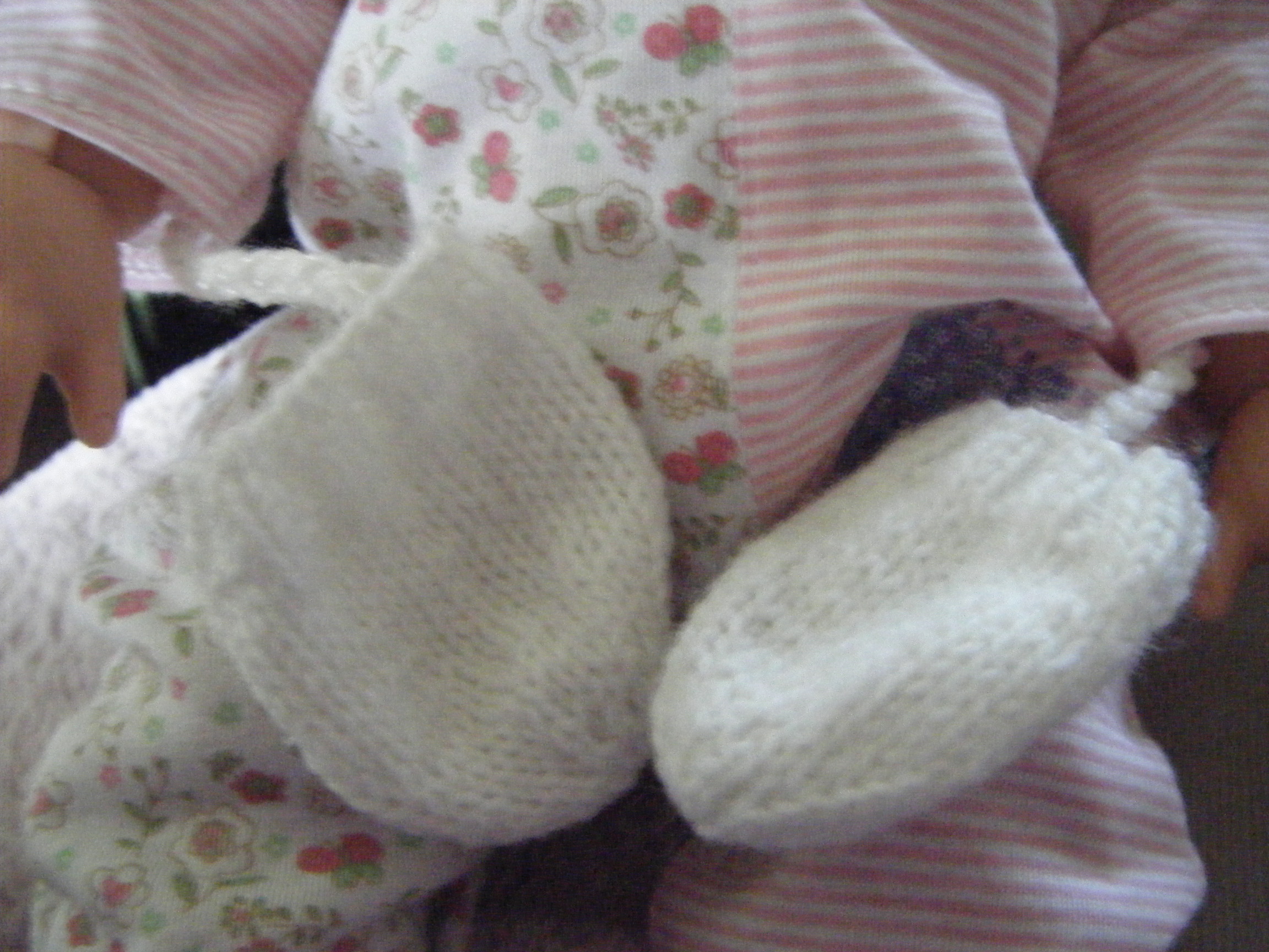 Ravelry: Easy thumbless baby mittens pattern by Julia Daby